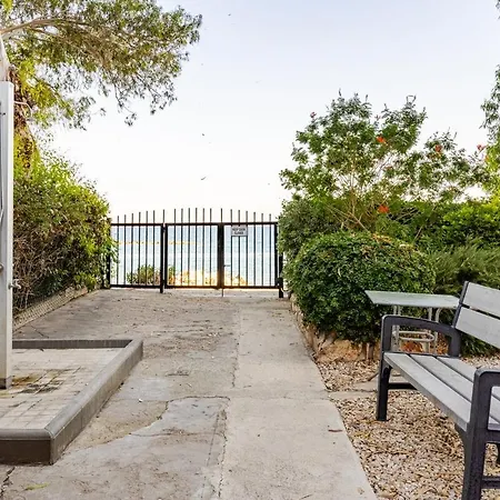 Daire Beachfront Luxury Limasol