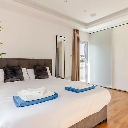 Daire Beachfront Luxury *