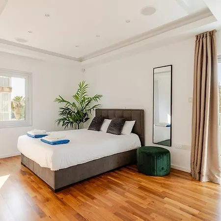 Beachfront Luxury דירה