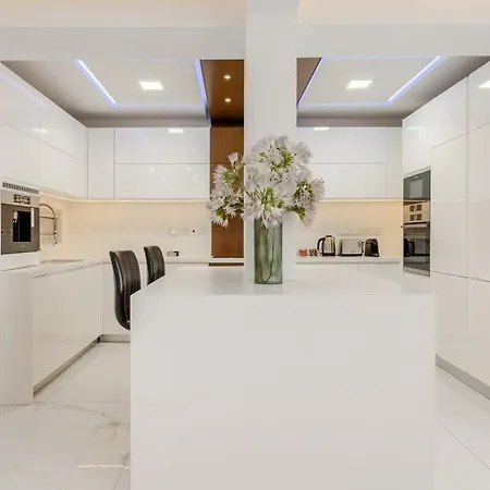 Beachfront Luxury דירה