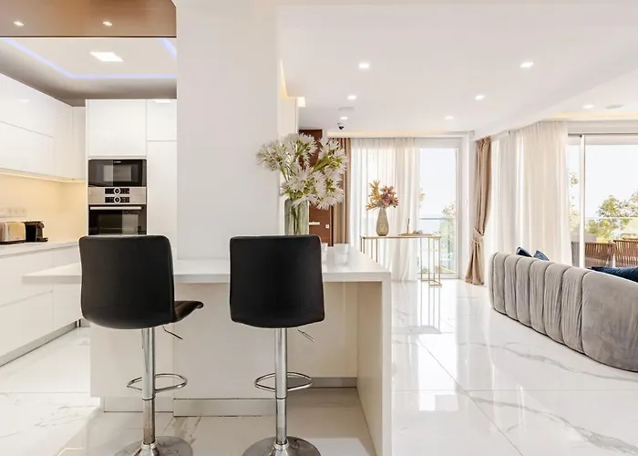 Beachfront Luxury شقة ليماسول